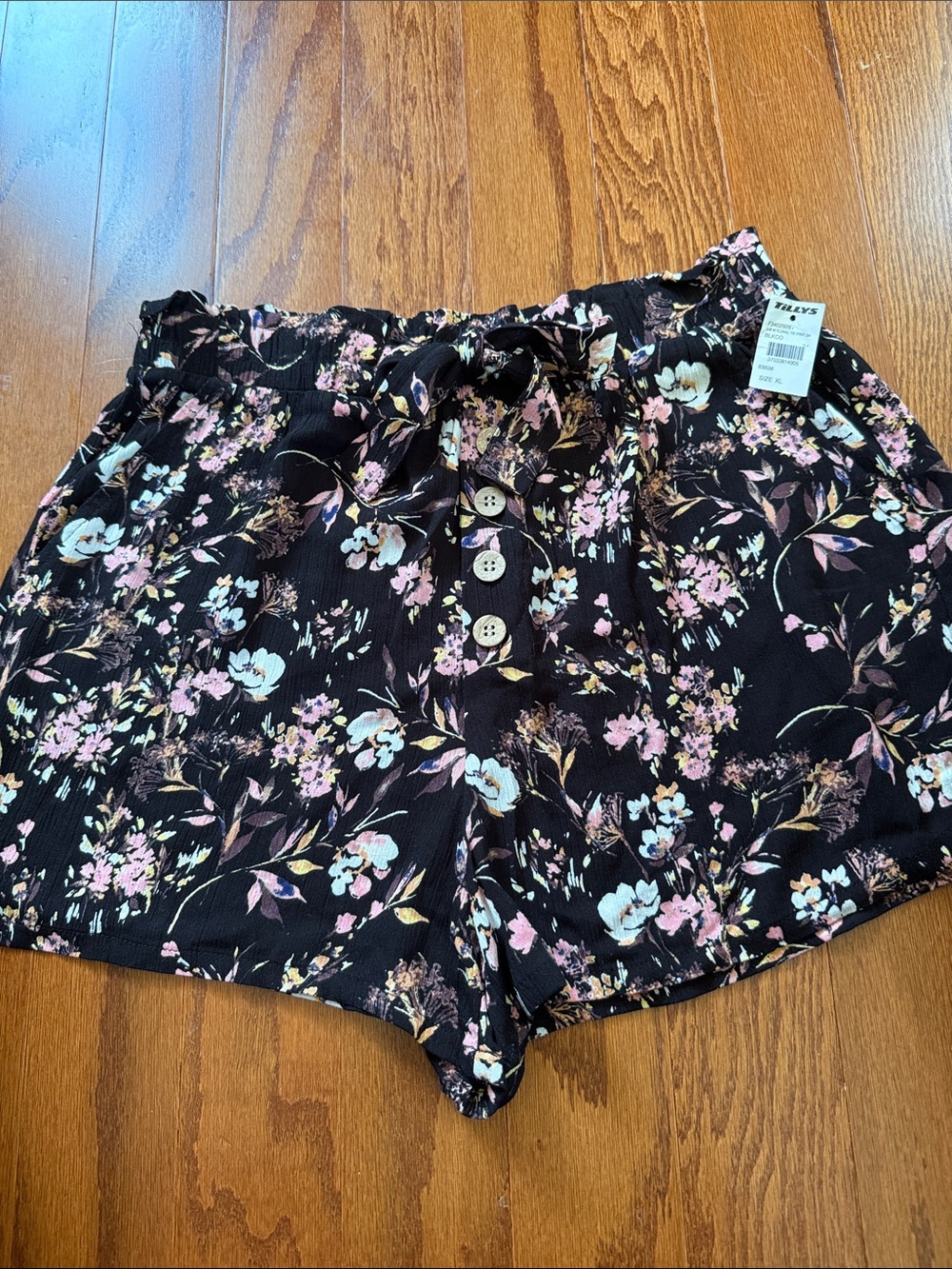 Ivy & Main Tilly’s Black Floral Pull On Shorts Tie Waist XL